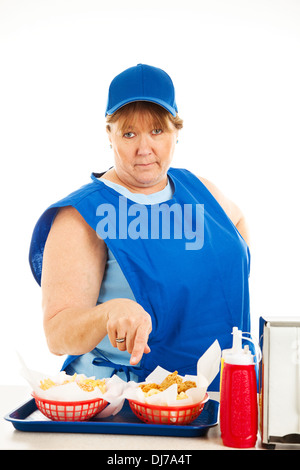 Unfreundlich, No-Nonsense-Kasse in einem Fast-Food-Restaurant, mit Ihrer Bestellung. Isoliert auf weiss. Stockfoto