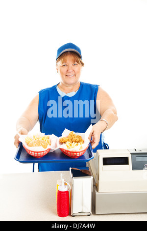 Restaurant-Arbeiter, zwei Fast-Food-Mahlzeiten mit einem Lächeln serviert. Isoliert auf weiss. Stockfoto