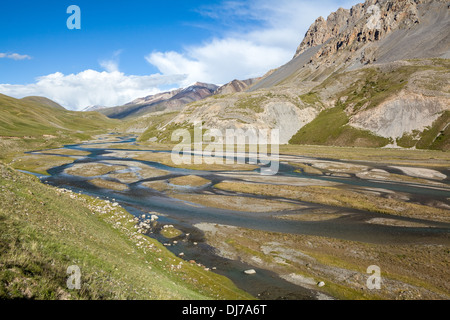 Wunderbare Bergfluss im Tien-Shan-Gebirge Stockfoto