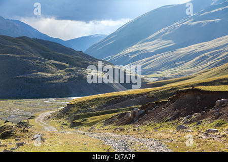 Majestätische Feldweg in Kirgisien Stockfoto