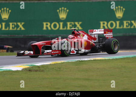 (131124) - SAO PAULO, 24. November 2013 (Xinhua)--Ferrari-Pilot Felipe Massa fährt mit seinem Auto während des Qualifyings 2013 Formel 1 Grand Prix von Brasilien auf der Rennstrecke Interlagos in Sao Paulo, Brasilien, 23. November 2013. Felipe Massa auf Platz der neun mit 1 Minute und 28 Sekunden 109. (Xinhua/Xu Zijian) Stockfoto