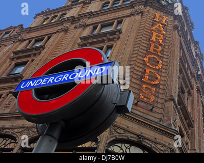 Londoner U-Bahn Zeichen bei Harrods Knightsbridge Brompton Road, West London, England, UK in der Abenddämmerung Stockfoto