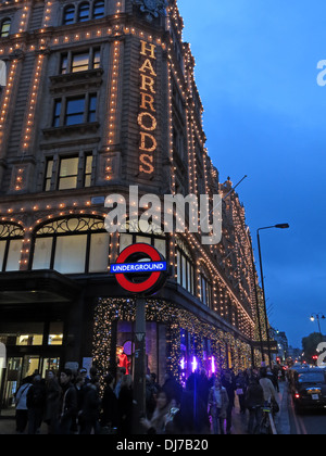 Harrods in Knightsbridge London in der Nacht, England UK Stockfoto