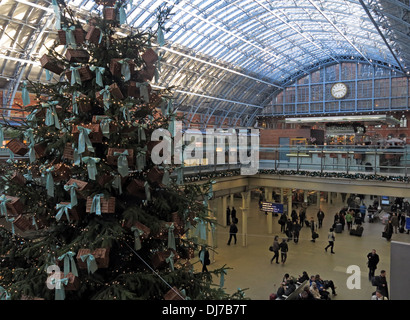 Bahnhof St Pancras in London England UK Weihnachten Stockfoto