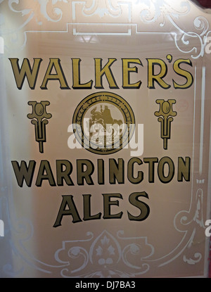Walkers Warrington Ales gold Türschild im unteren Angel, Buttermarket St, Cheshire England Stockfoto