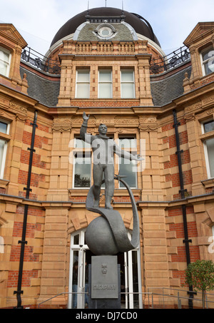 Statue des russischen Kosmonauten Yuri Gagrin von Anatoly Vovakov auf dem Nullmeridian der Welt am Observatorium von Greenwich in London Stockfoto