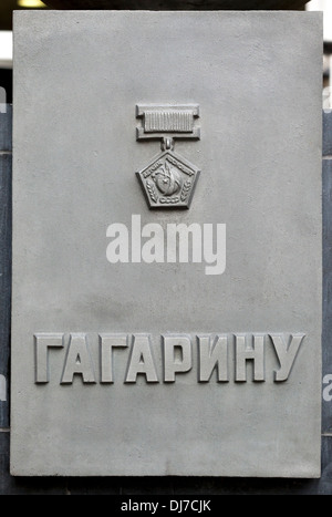 Der Name geschnitzt in kyrillischer Schrift auf dem Sockel einer Statue des russischen Kosmonauten Gagarin Stockfoto