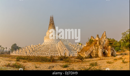 Mingun in der Nähe von Mandalay ist Touristenattraktion - Mya Thein Tan Pagoda Eingang Stockfoto