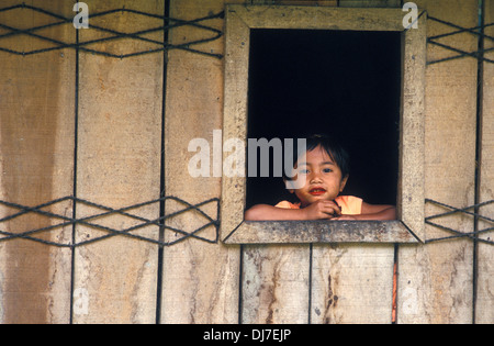 Mädchen in Karo Batak-Haus, Dokan Dorf, Sumatra, Indonesien Stockfoto