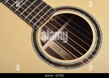 Schallloch der Akustik-Gitarre Stockfoto