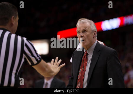 Madison, Wisconsin, USA. 23. November 2013. 23. November 2013: Bo Ryan mag den Anruf während der NCAA Basketball-Spiel zwischen der Oral Roberts Golden Eagles und die Wisconsin Badgers im Kohl Center in Madison, WI nicht. Wisconsin besiegte Oral Roberts 76-67. John Fisher/CSM/Alamy Live-Nachrichten Stockfoto