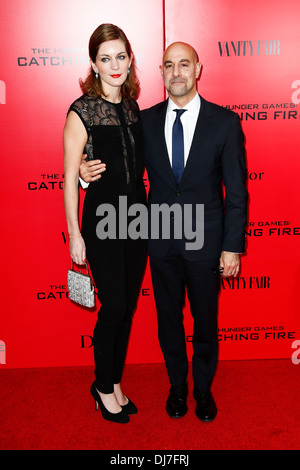 Actor Stanley Tucci (R) und Frau Felicity Blunt besuchen "The Hunger Games: Catching Fire" besondere Vorführung beim AMC Lincoln Square Stockfoto