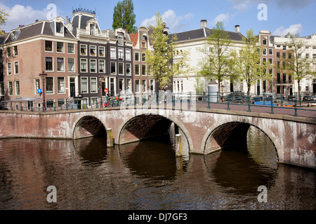 Brücke und traditionelle Reihenhäuser am Keizersgracht Kanal in der Stadt Amsterdam, Nordholland, Niederlande. Stockfoto