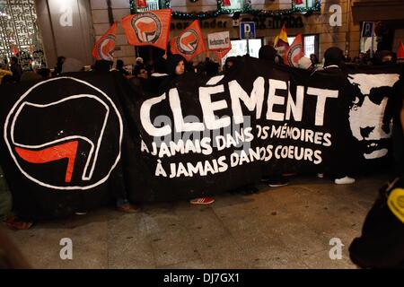 Madrid, Spanien. 23. November 2013. Demonstranten anzeigen eine Banner mit dem Gesicht von Klemens meric erschossen von einem spanischen skinhead Antifaschistische Demonstranten marschieren durch die Straßen von Madrid gegen den Faschismus ein Polizei-Represion. Bildnachweis: Rodrigo Garcia/NurPhoto/ZUMAPRESS.com/Alamy Live-Nachrichten Stockfoto