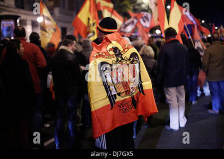 Madrid, Spanien. 23. November 2013. Ein Demonstrant März mit einer pre-constitutionary Flagge auf dem Rücken, während Anhänger von Falange und Franco Diktatur nach '' El Valle de Los Caídos '' in Madrid zu marschieren. der Marsch findet statt von Madrid, das Tal der gefallenen, wo die Gräber von Spaniens Ex-Diktator General Francisco Franco und Primo de Rivera in seinen 77. Geburtstag liegen. Bildnachweis: Rodrigo Garcia/NurPhoto/ZUMAPRESS.com/Alamy Live-Nachrichten Stockfoto