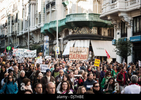 Madrid, Spanien. 23. November 2013. Tausende Menschen protestieren in Madrid, des öffentlichen Dienstes zu verteidigen und gegen das Gesetz "Schutz der öffentlichen Sicherheit". Dieses Gesetz ermöglicht es der Polizei zu schaffen "? Sicherheitszonen? ÃƒÂ¹, Gemeinden zu verhindern und umfasst Geldstrafen für Demonstranten bis zu 30.000 Euro. Gesamtansicht der Rallye, in Madrid, am 23. November, 2013.Photo: Luca Piergiovanni/NurPhoto Credit: Luca Piergiovanni/NurPhoto/ZUMAPRESS.com/Alamy Live News Stockfoto