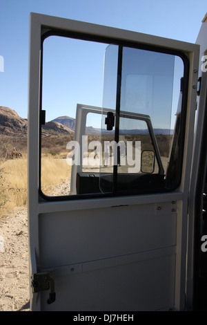 Land Rover im Etosha Nationalpark, Namibia. Diese werden verwendet, um Touristen aus einem Wildreservat zu einem anderen zu transportieren. Stockfoto