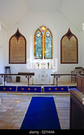 Ein Blick auf die Kanzel und der Altar in der Kirche St Mary am Sisland, Norfolk, England, Vereinigtes Königreich. Stockfoto