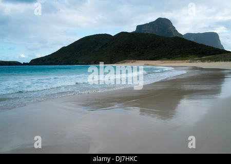 Verlassene Blinky Strand bei Sonnenuntergang, mit Blick auf Mount Lidgbird und Gower, Lord-Howe-Insel, Australien Stockfoto