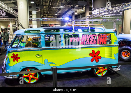 Ein Volkswagen-Combi gemalt als die Geheimnis-Maschine aus dem Scooby Doo Zeichentrickfilm auf der Los Angeles Auto show 2013 Stockfoto