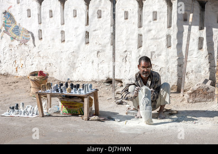 Bildhauer schnitzen und verkaufen ihre Werke auf der Straße, Udaipur, Rajasthan, Indien, Asien Stockfoto