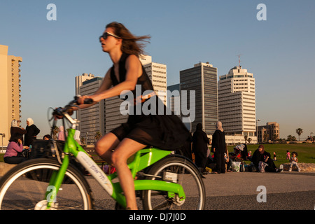 Israelin Radfahren entlang der Strandpromenade von Tel Aviv, Israel Stockfoto