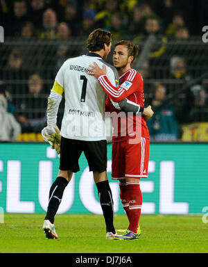 Dortmund, Deutschland 23. November 2013, deutsche Fußball Bundesliga Saison 2013/14 Spieltag 13, Borussia Dortmund (BVB) vs. FC Bayern München (Muenchen, Munchen, FCB) 3:0---Mario Gštze (Goetze) (Bayern) schmiegt sich an seinen ehemaligen Teamkollegen Torhüter Roman Weidenfeller (BVB) Stockfoto