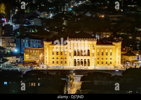 Altes Rathaus (National- und Universitätsbibliothek) in der bosnischen Hauptstadt Sarajevo. An den Abenden in der 25-26. August 1992 während des letzten Krieges war das Rathaus in Brand gesetzt. Fast 90 % der Sammlung der Bibliothek gingen in Flammen auf und das Gebäude wurde ein Symbol für die Belagerung und die Tragödie von Sarajevo. Stockfoto