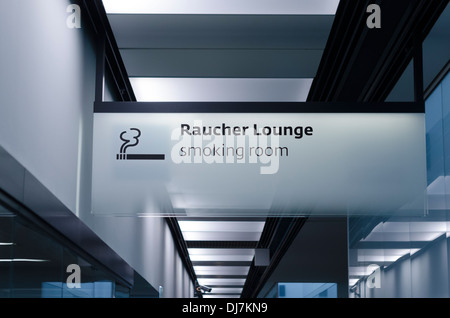 Deutsche Raucher Lounge Raum Zeichen Flughafen Stockfoto