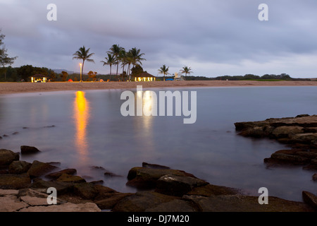 Abend im Salt Pond Strand auf Kauai, Hawaii. Stockfoto