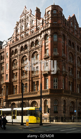 Das Midland Hotel mit einem vorbeifahrenden Metrolink tram, unteren Mosley Street, Manchester, England, UK Stockfoto