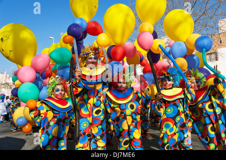 Karneval, Menschen angezogen als Clown, Isla Cristina, Provinz Huelva, Region von Andalusien, Spanien, Europa Stockfoto