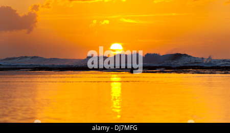 Sonnenuntergang mit hohen Wellen hinter dem Riff und ruhigem Wasser vorne am Ke'e Beach in Kauai, Hawaii. Stockfoto