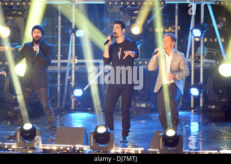 München, Deutschland. 23. November 2013. Die Bank führen Backstreet Boys (L-R) mit a.j. McLean, Kevin Richardson und Brian Littrell während der TV-Total hohe Tauchen 2013 in München, 23. November 2013. Der Wasser-Sport-Programm wurde von der Olympia-Schwimmhalle auf Pro Sieben-Kanal live ausgestrahlt. Foto: FELIX HOERHAGER/Dpa/Alamy Live News Stockfoto