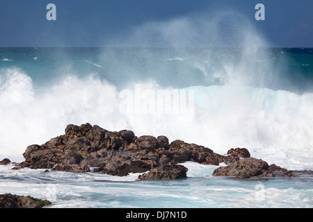 Hohen plätschernden Wellen am Hookipa in Maui, Hawaii. Stockfoto