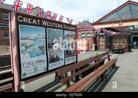 Union Jack Bunting vor leeren Bänken und Great Western Railway Plakate auf der Severn Valley Railway Plattform Kidderminster Stockfoto