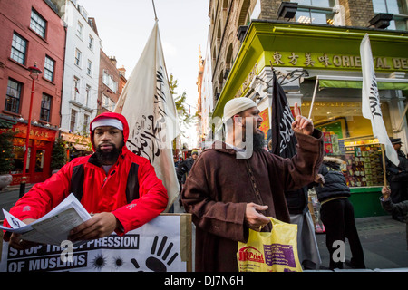 Radikal-islamistischen Ricardo McFarlane verbindet andere Islamisten in Londons Chinatown protestieren. Stockfoto