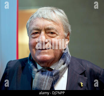 Berlin, Deutschland. 24. November 2013. Französischen Regisseurs Claude Lanzmann stellt vor der Vorführung seines Films "The Last of the Unjust" in Berlin, Deutschland, 24. November 2013. Die Deutsche Kinemathek und der Berlinale sind das Werk des französischen Filmemachers im Kino "Arsenal" Ehren. Foto: SOEREN STACHE/Dpa/Alamy Live News Stockfoto