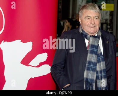 Berlin, Deutschland. 24. November 2013. Französischen Regisseurs Claude Lanzmann stellt vor der Vorführung seines Films "The Last of the Unjust" in Berlin, Deutschland, 24. November 2013. Die Deutsche Kinemathek und der Berlinale sind das Werk des französischen Filmemachers im Kino "Arsenal" Ehren. Foto: SOEREN STACHE/Dpa/Alamy Live News Stockfoto