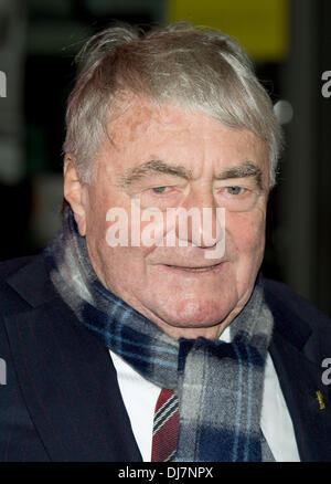 Berlin, Deutschland. 24. November 2013. Französischer Regisseur Claude Lanzmann (R) posiert vor der Vorführung seines Films "The Last of the Unjust" in Berlin, Deutschland, 24. November 2013. Die Deutsche Kinemathek und der Berlinale sind das Werk des französischen Filmemachers im Kino "Arsenal" Ehren. Foto: SOEREN STACHE/Dpa/Alamy Live News Stockfoto