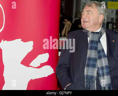 Berlin, Deutschland. 24. November 2013. Französischen Regisseurs Claude Lanzmann stellt vor der Vorführung seines Films "The Last of the Unjust" in Berlin, Deutschland, 24. November 2013. Die Deutsche Kinemathek und der Berlinale sind das Werk des französischen Filmemachers im Kino "Arsenal" Ehren. Foto: SOEREN STACHE/Dpa/Alamy Live News Stockfoto