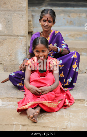 Großmutter dabei die Haare von ihrer Enkelin Andhra Pradesh, Indien Stockfoto