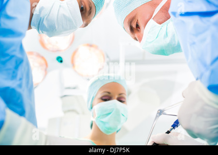 Krankenhaus - OP-Team im OP-Saal / Op einer Klinik auf ein Patient in einer Notsituation Stockfoto