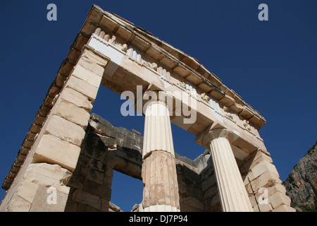 Griechenland. Delphi. Das Athener Finanzministerium. Dorischen Stil. 490 V. CHR.. Stockfoto