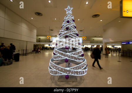 Heathrow, London UK. 24. November 2013. Ein großes Weihnachtsfest mit Dekorationen Baum steht auf einem Flughafen terminal als Heathrow die geschäftigen Urlaubszeit bereitet Stockfoto