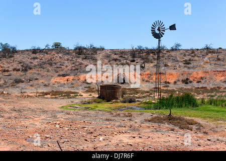 Wasser Windmühle und Wassertank im Outback, Murchison Western Australia Stockfoto