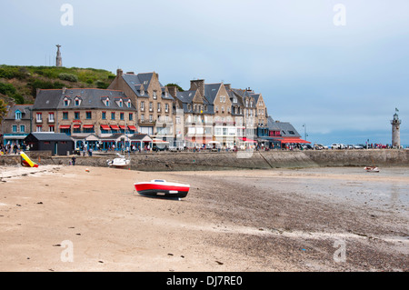 Direkt am Meer und Leuchtturm am Cancale, Ille-et-Vilaine, Bretagne, Frankreich Stockfoto