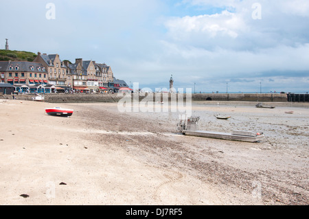 Direkt am Meer und Leuchtturm am Cancale, Ille-et-Vilaine, Bretagne, Frankreich Stockfoto