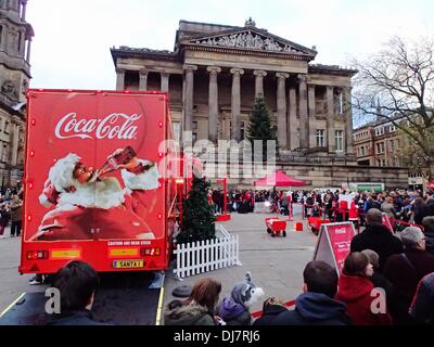 Preston, UK. 24. November 2013. Coca-Cola Weihnachtstruck kommt bei Preston auf seiner Monat lange tour rund um das Vereinigte Königreich. Bildnachweis: Sue Burton/Alamy Live-Nachrichten Stockfoto