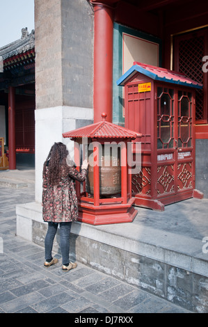 Gebetsmühlen im Yonghe-Tempel, auch bekannt als Yonghe Lamasery oder einfach Lama-Tempel in Peking, China Stockfoto